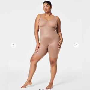 SPANX Mid-Thigh Bodysuit // Size Small Piete